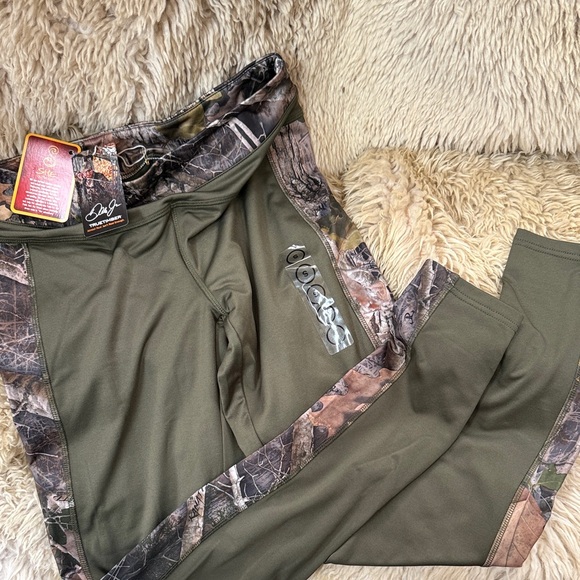 Realtree Pants - 🆕Realtree Camo-Trim Olive Leggings🆕